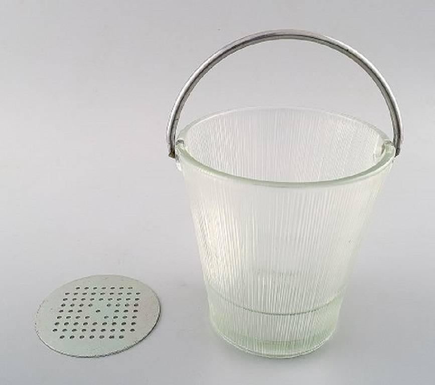 Finnish art glass ice bucket with handle in stainless steel,

Finland, 1980s.

Simple design and high quality.

Unstamped.

In perfect condition.

Measures: 11 cm. x 12 cm.