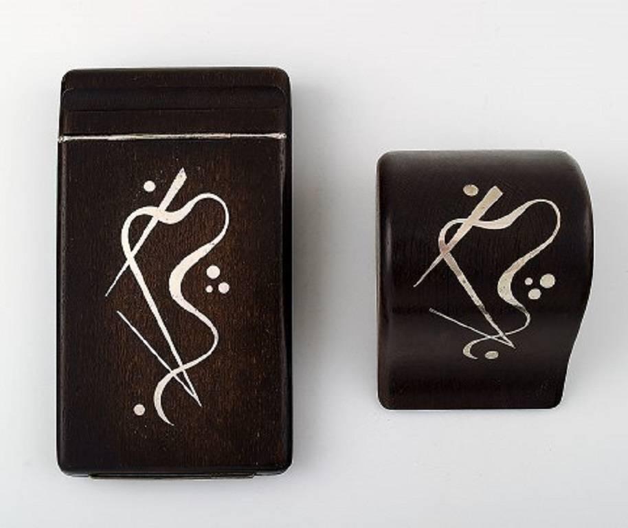 Danish design, set of six parts rosewood with silver inlay.

Box, notepad and more.

Denmark, circa 1960s.

In very good condition.

Marked.

The box measures 14.5 cm. x 10.5 cm. x 4 cm.
