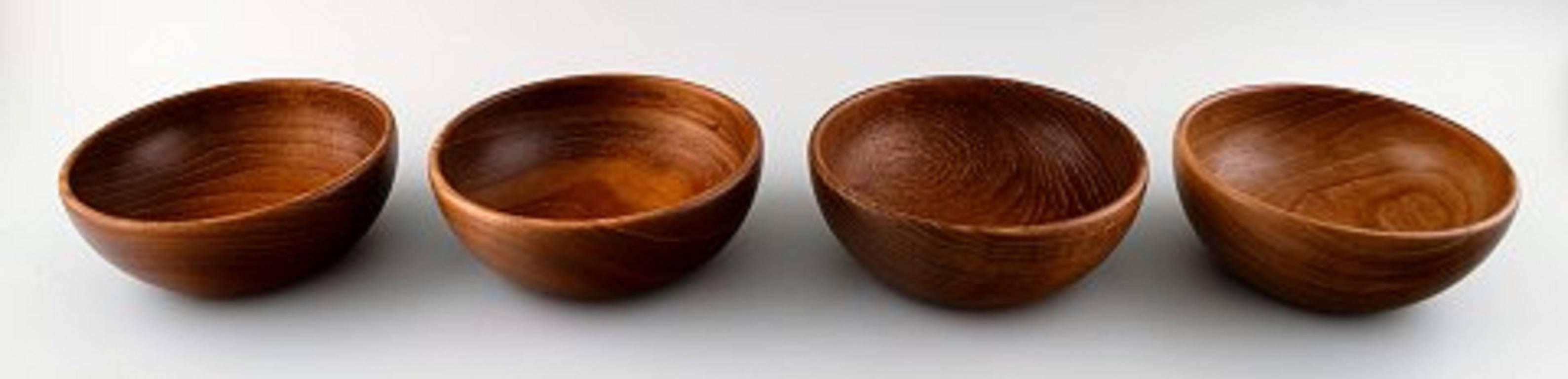 Kay Bojesen, Danish artist.

Four bowls of teak,

Mid-20th century, Danish design.

Measures: 15 cm. x 6 cm.

Very good condition, beautiful patina.

Stamped.
