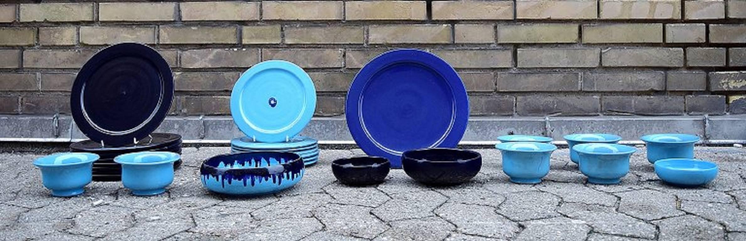 Bjorn Wiinblad 'Boheme' service of glazed earthenware decorated in blue colors, consisting of eight dinner plates 25 cm, 7 lunch plates 21 cm, 7 bowls 12,5 cm, dish diameter 29 cm. Four bowls.

Own workshop, 27 pieces dinner service.

Rare