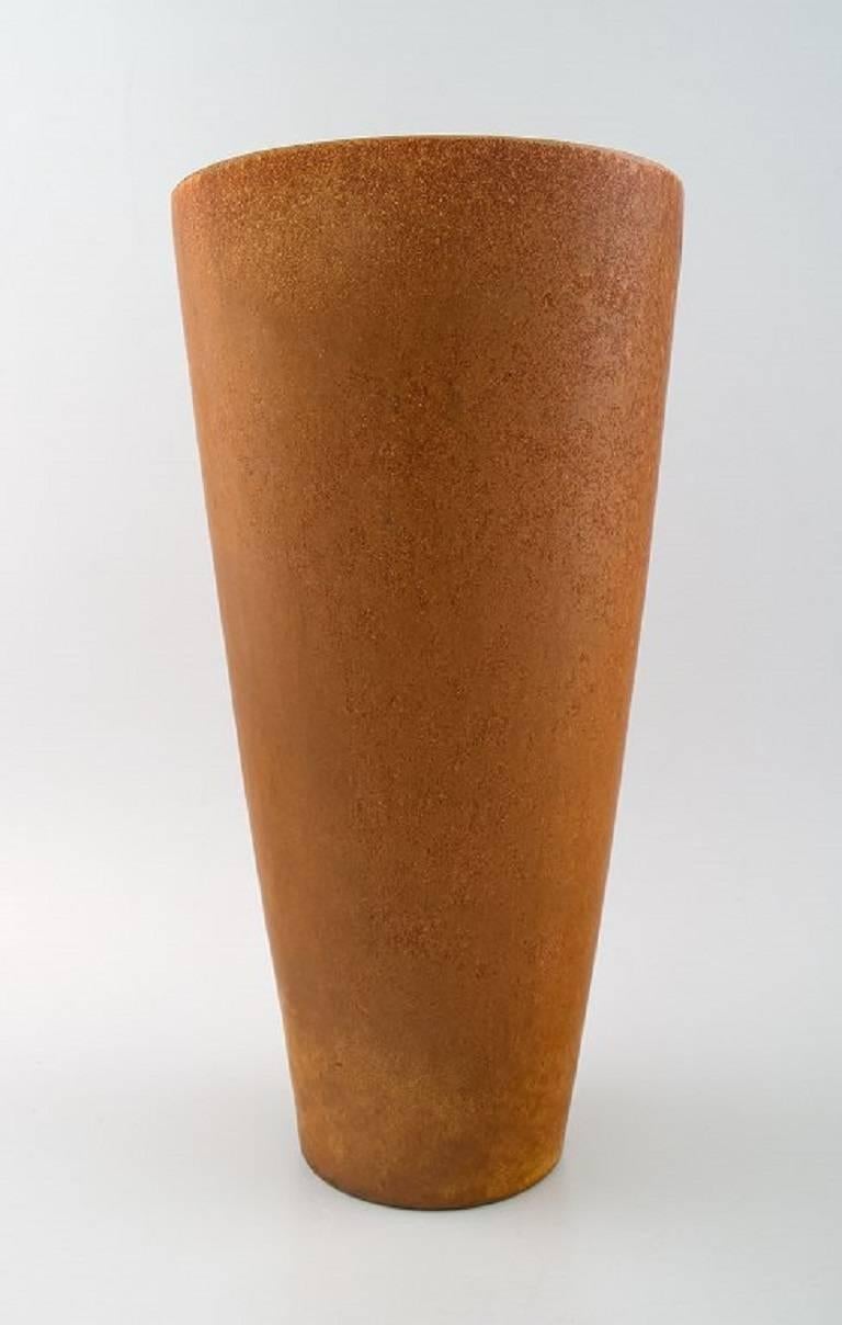 Large Rörstrand stoneware vase by Gunnar Nylund.

Measures: 32 cm. high, diameter 16.5 cm.

In perfect condition.

Beautiful glaze.

Factory second.

Marked.
