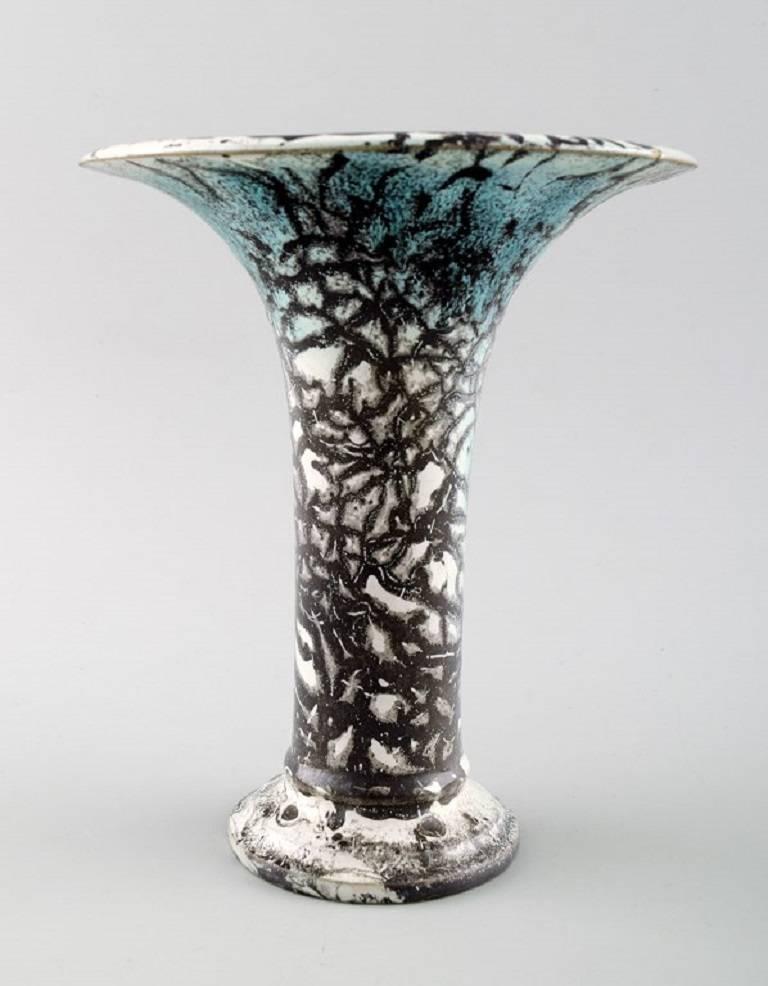 Jens Thirslund (1892-1942) Kähler vase decorated with green glaze.

Marked HAK, 1930s, Denmark.

In perfect condition.

Measures 18.5 cm. x 16 cm.