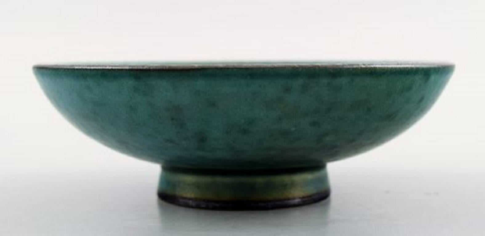 Two small bowls, stoneware, 1940s "Argenta", 
Wilhelm Kage for Gustavsberg 
Silver decoration on green background. 
Measures: Maximum 12 x 4 cm. 
In perfect condition.