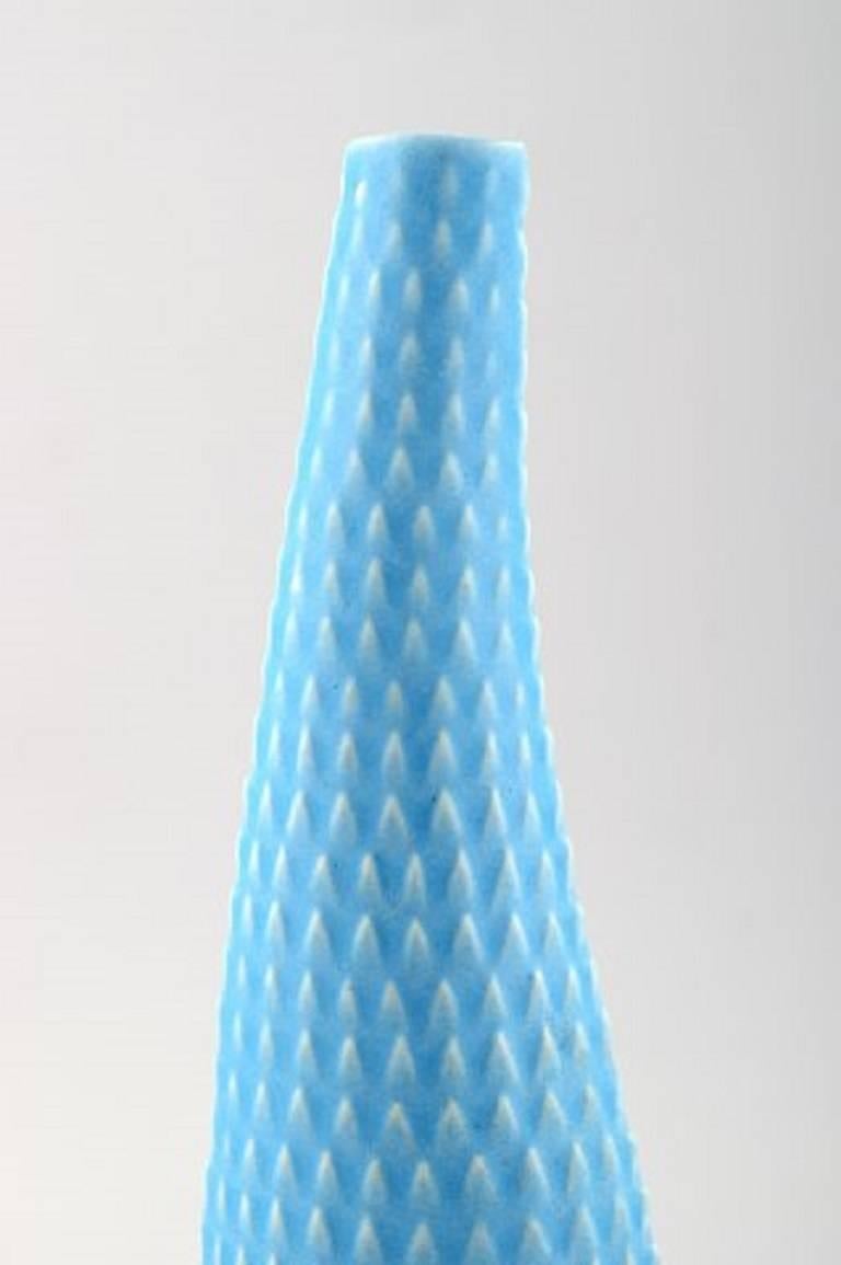 Gustavsberg, Svezia, vaso rettile in turchese di Stig Lindberg, ceramista svedese. 60 s. 
Dimensioni: 22 cm. Alto. 7 cm. di diametro. 
Timbrato: Gustavsberg 
In perfette condizioni.