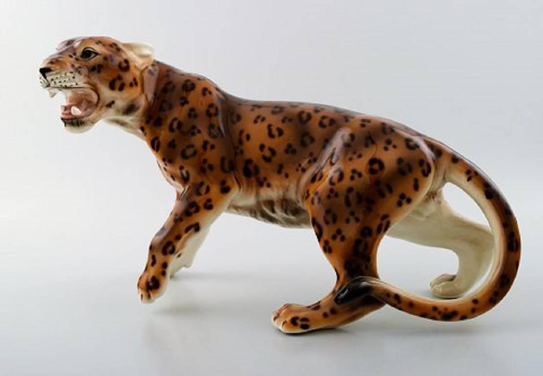 Keramos, Vienna jaguar figure in porcelain. 
Beautiful figure, circa 1940s. 
Measures: 28 cm. x 20 cm. I
n perfect condition. Marked.