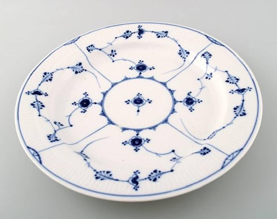 Seltene und antike Royal Copenhagen blau geriffelt große runde Platte. 
19. Jahrhundert. 
Maße: Höhe 4 cm, Durchmesser 30 cm. 
Guter Zustand. 
Werk 1. Gekennzeichnet mit Nr. 1.