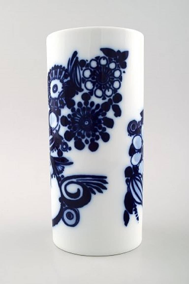 Rosenthal Studio Line, Bjorn Wiinblad porcelain vase, decorated in blue with birds. 
In perfect condition. 
Measures 20 x 10 cm. 
Marked.