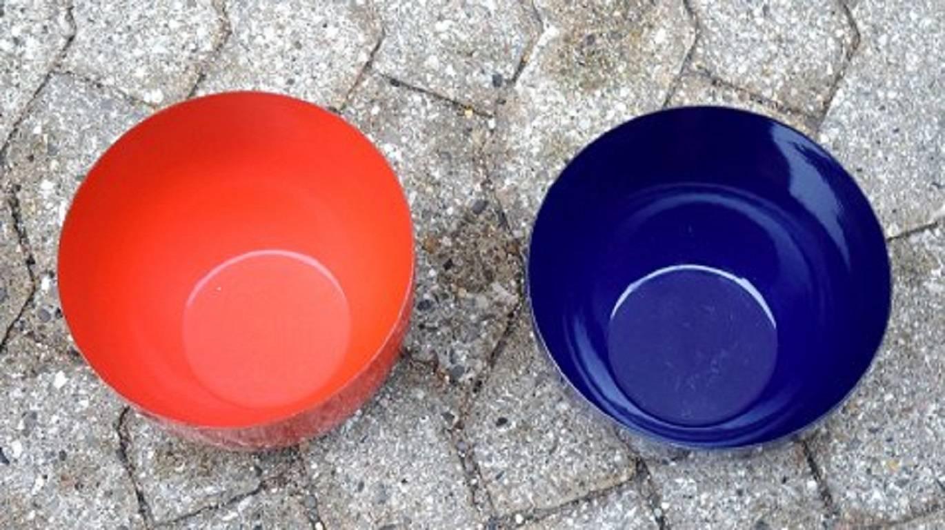Metà XX secolo Kaj Franck, Finlandia, Nove ciotole, metallo smaltato, Finel, Finlandia, anni '50 in vendita