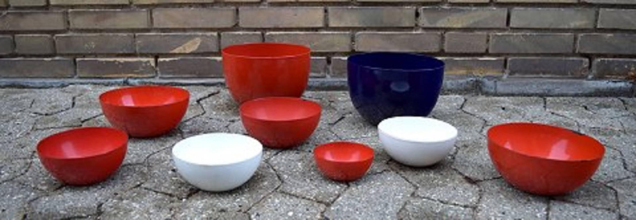 Kaj Franck, Finlandia.

Nove ciotole in metallo smaltato, Finel, Finlandia, anni '50.

Rosso, blu e bianco.

Misure: Diametro 10-24 cm, altezza 5-14 cm.

In buone condizioni, usura minima.

Contrassegnato.