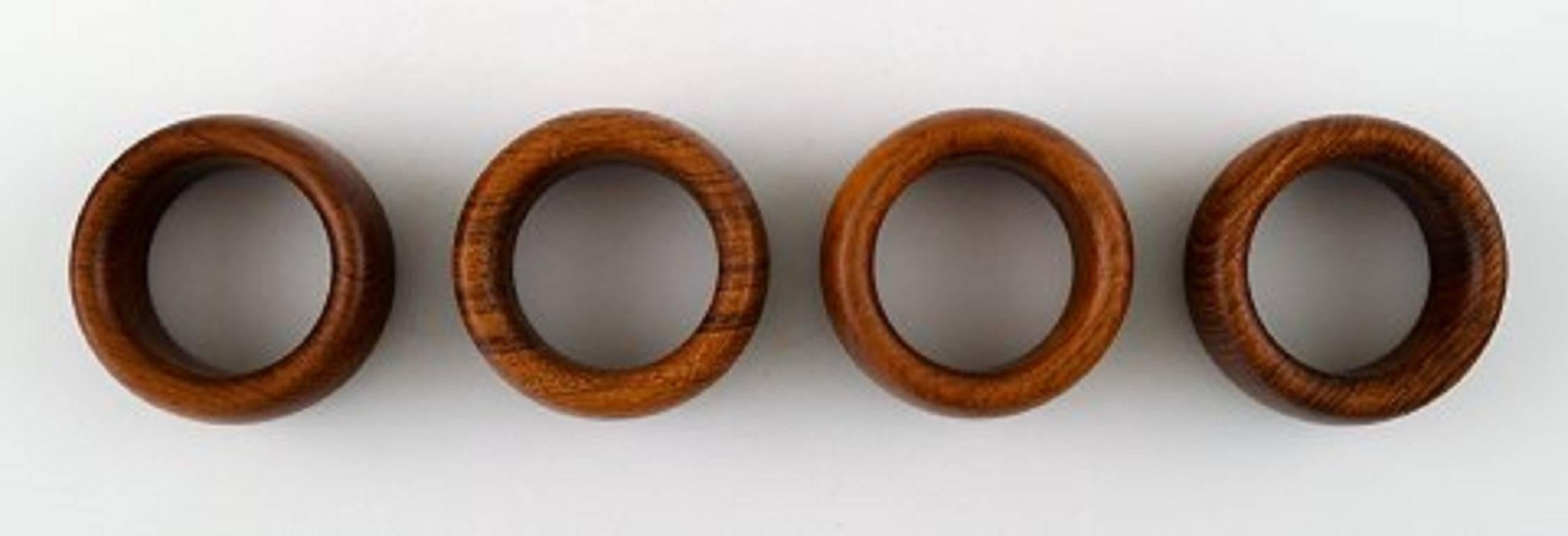 Kay Bojesen four napkin rings in teak.

Danish design 1950s.

In perfect condition.

Measures: 5 cm. x 2 cm.

Indistinctly stamped.