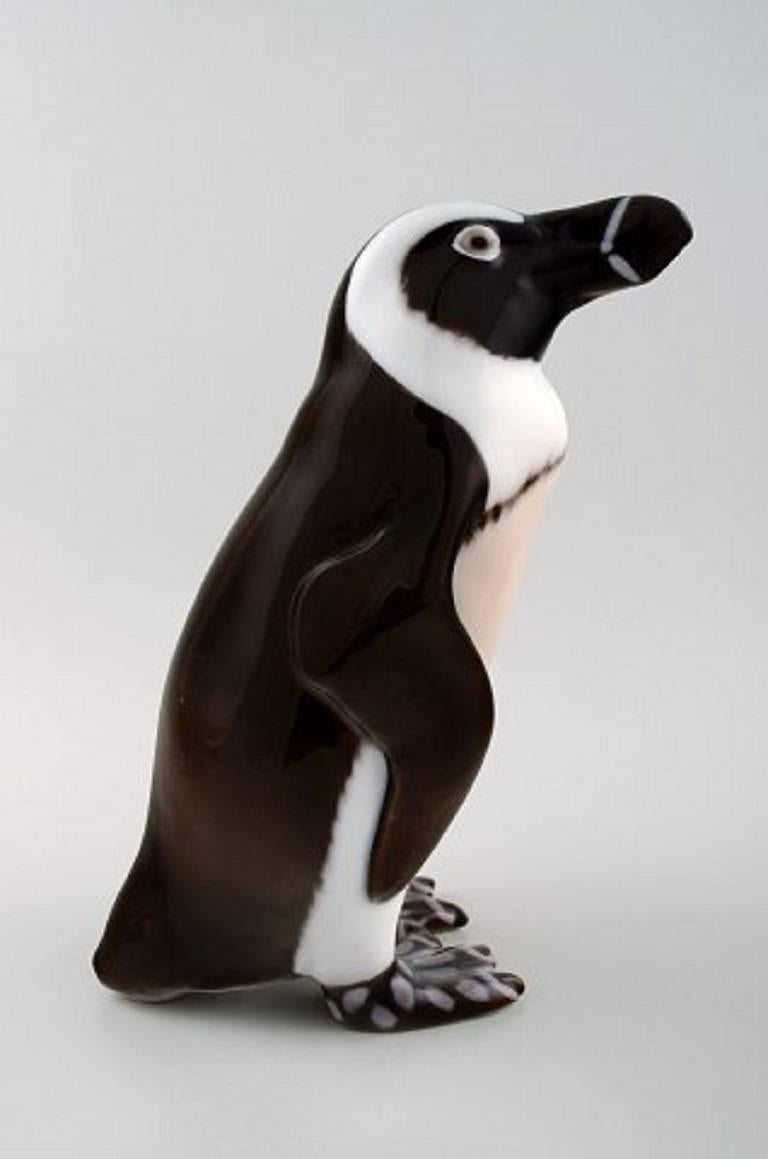 Large Penguin (no. 1822) by Sveistrup Madsen for B&G/ Bing and Grondahl.

Factory 1st. In perfect condition.
Measures:
Height 24 cm.