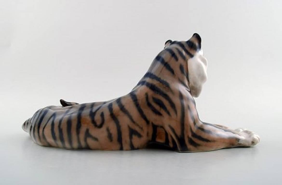 Royal Copenhagen porcelain figurine in the form of a tiger, no. 714.

Designed by Lauritz Jensen (1859-1935).

Measures: Length 31.5 cm.

In good condition. Factory third.