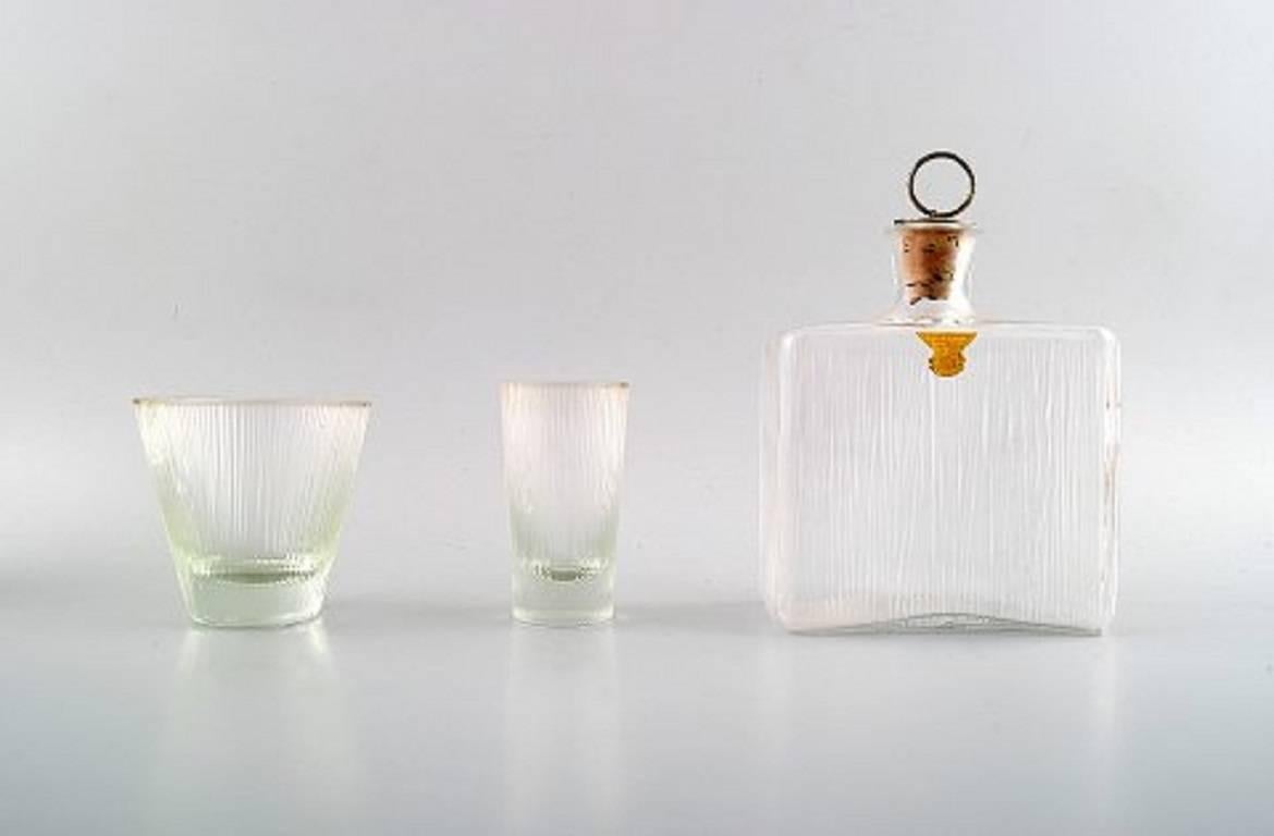 Gullaskruf vodka or schnapps set in art glass. Four plus four vodka or schnapps glasses and schnapps decanter in modern design.

Sweden, circa 1970.

In perfect condition.

Measures: Decanter: 15 cm. x 10.5 cm. Glasses: 8 x 3.5 and 7.5 x 7.5