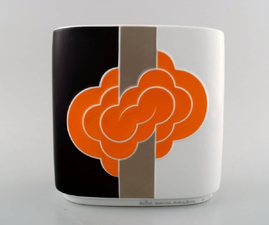Rosenthal studio-line natale sapone, porcelain vase.

In perfect condition.

Measures 18 x 18 cm.

Marked.