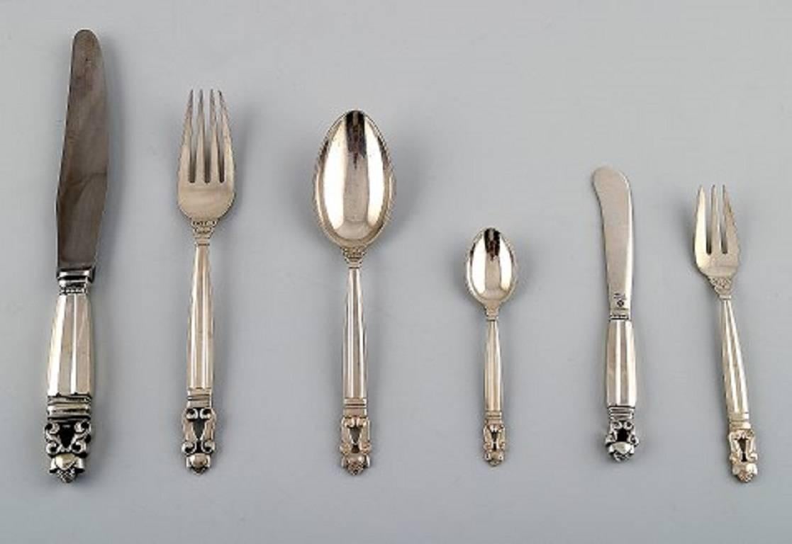 Georg Jensen sterling silver 'acorn' dinner cutlery.

Complete dinner service, 24 pieces for four people.

The dinner knife measures 23 cm.

In perfect condition.

Marked.