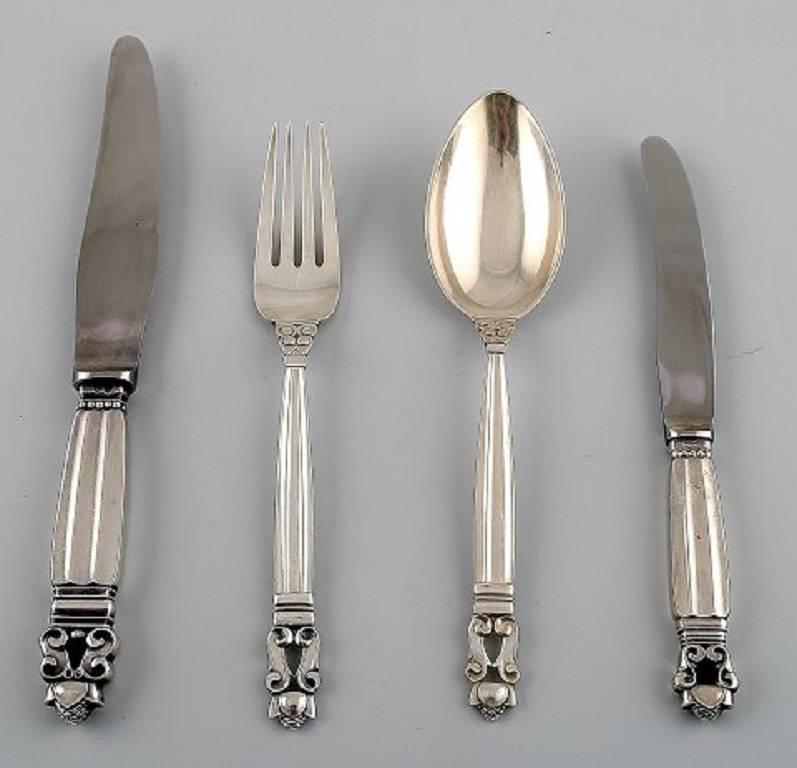 Georg Jensen sterling silver 'Acanthus' cutlery. Complete service, 33 parts for 6 people.

The large knife is measuring 20.5 cm.

In perfect condition.

Stamped.