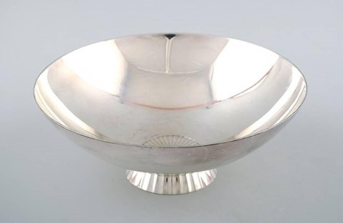 Georg Jensen. Sigvard Bernadotte (1907-2002). Modern sterling silver bowl, dessin no. 823

Sterling silver bowl with round fluted feet, designed by Sigvard Bernadotte. 

Made in the period 1945-1977. Dessin no. 823

Signed at the