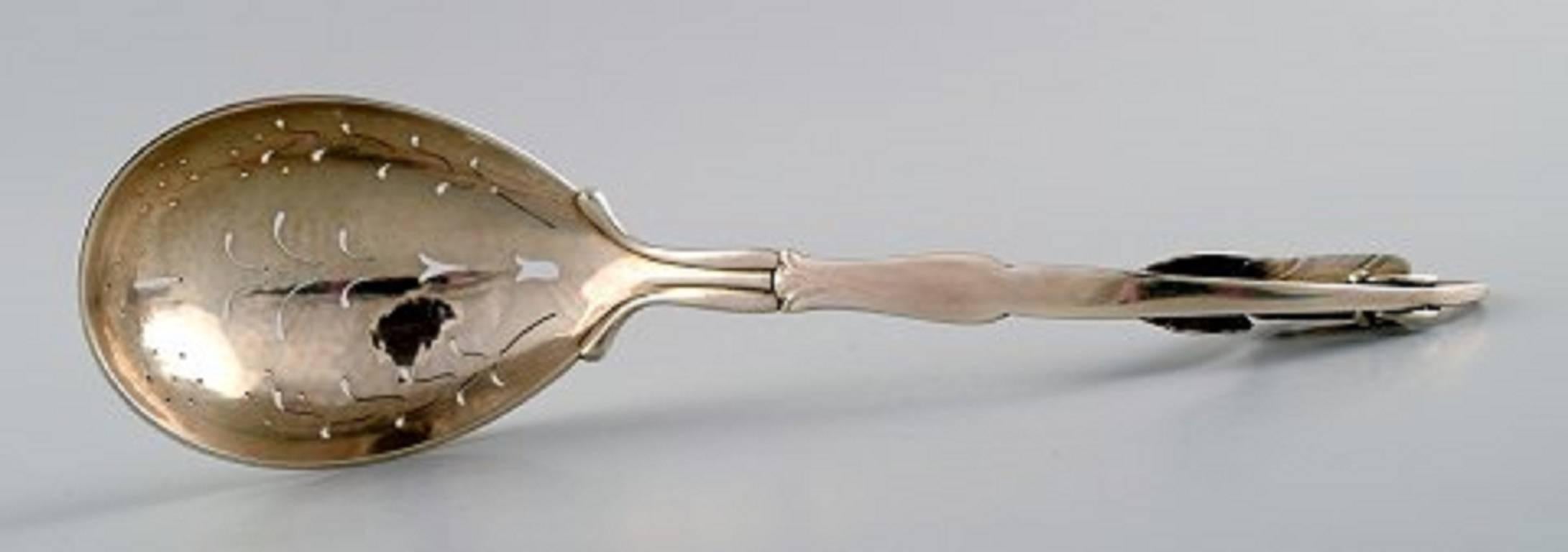 Georg Jensen ornamental no. 141, large serving spoon, berries spoon.

Measures: Length 20.5 cm.

Marked.

Georg Jensen silversmiths 1915-1930.

Excellent condition.