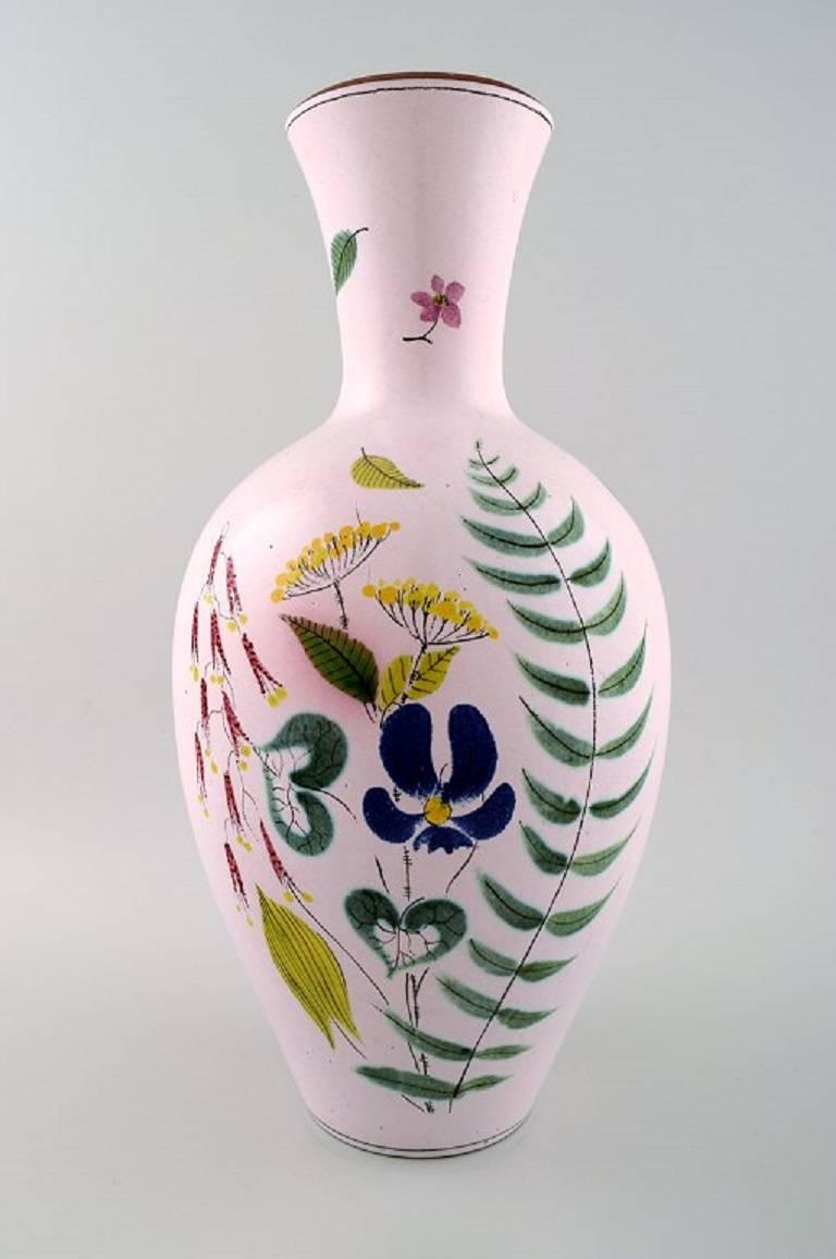 Stig Lindberg studio hand for Gustavsberg. Large vase with hand-painted decoration, 1940s-1950s.

Signed.

In perfect condition.

Measures: 39 cm x 19 cm.