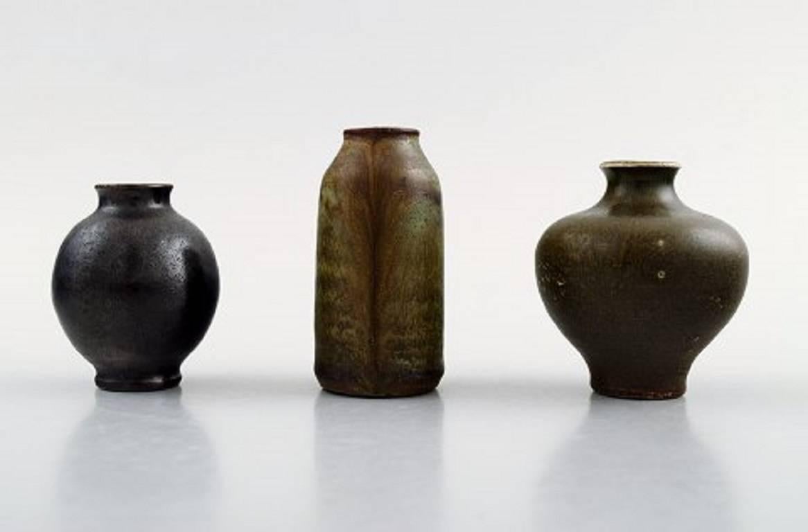 Wallakra fünf Vasen aus Miniatur-Kunstkeramik, Schweden, 1960er Jahre.

Unterschrieben.

Maße: 7,5 cm. x 5,5 cm.

In perfektem Zustand.
 