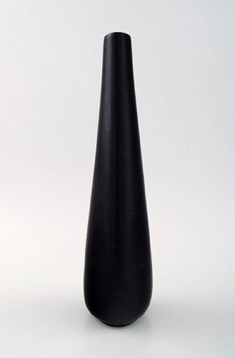 Upsala-Ekeby / Gefle, ceramic vase, black glaze. Modern form.

Marked.

In perfect condition.

Measures 24 cm. x 7 cm.