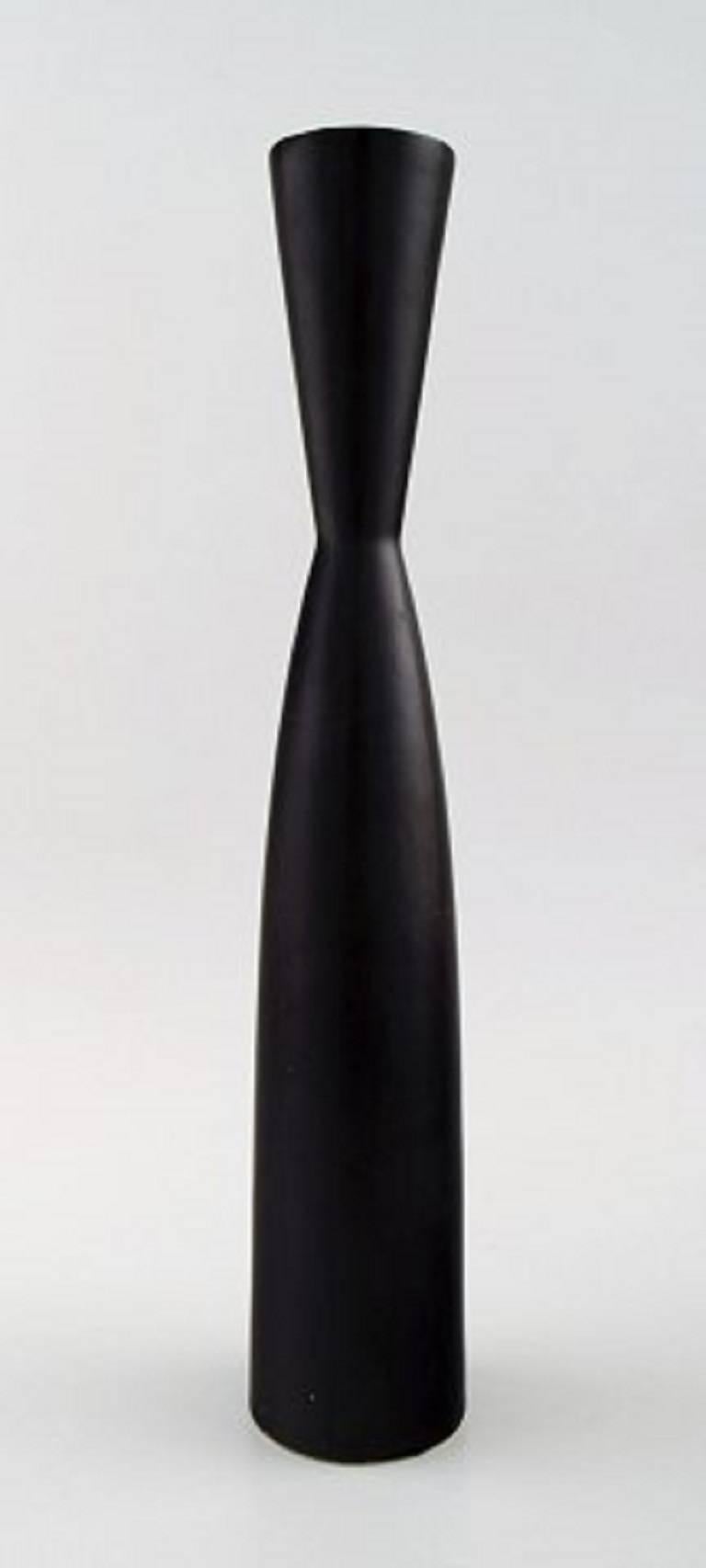 Carl-Harry Stålhane for Rörstrand, large art pottery vase.

Black glaze.

Measures 30 x 7 cm.

In perfect condition.