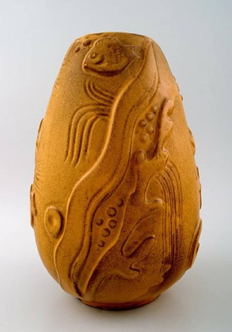 Vase en poterie d'art Mari Simmulson pour Upsala-Ekeby. Poisson en relief.

Belle glaçure dans les tons jaunes.

En parfait état.

1960s.

Mesure 27 x 17 cm.

Marqué.