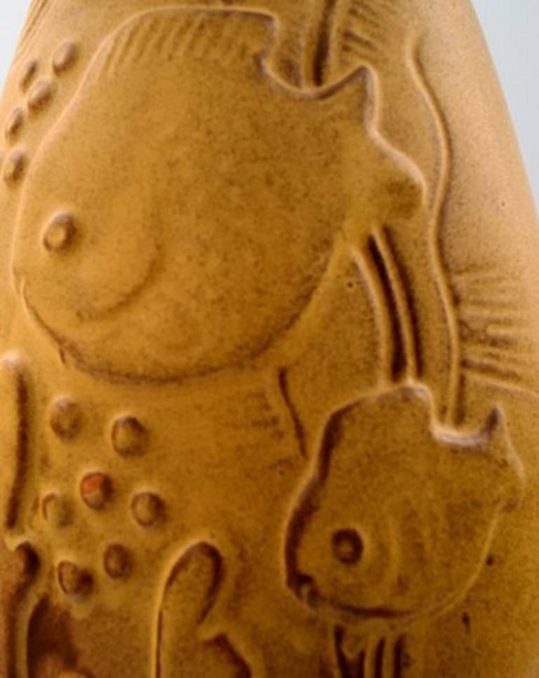Scandinave moderne Vase en poterie d'art Mari Simmulson pour Upsala-Ekeby Fish in Relief en vente