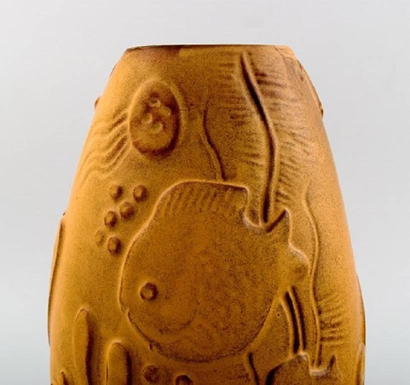 Vase en poterie d'art Mari Simmulson pour Upsala-Ekeby Fish in Relief en vente 1