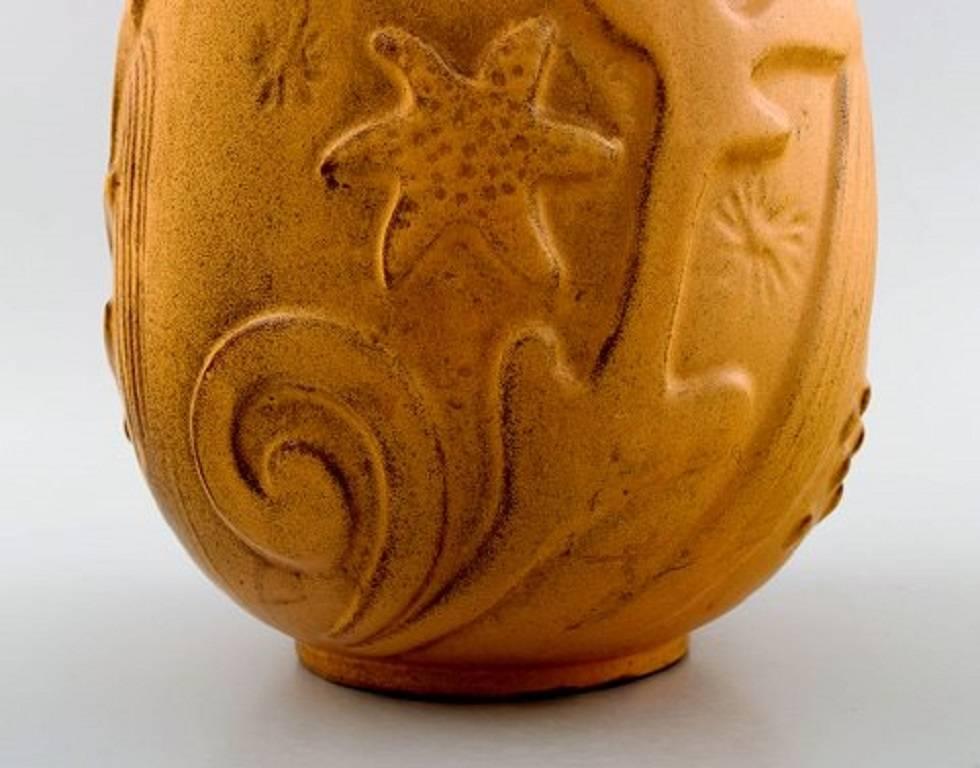Mari Simmulson für Upsala-Ekeby Art Pottery Vase Fisch in Relief (Mitte des 20. Jahrhunderts) im Angebot
