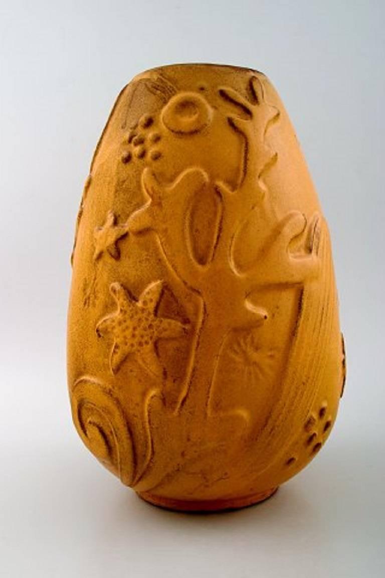 Suédois Vase en poterie d'art Mari Simmulson pour Upsala-Ekeby Fish in Relief en vente