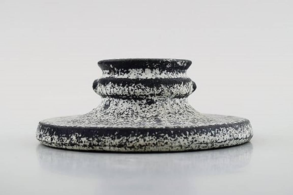 Svend Hammershøi for Kähler, Denmark, glazed candlestick, 1930s.

Designed by Svend Hammershøi. 

Glaze in black and gray.

Measures: 13 x 5 cm.

Marked.

In perfect condition.