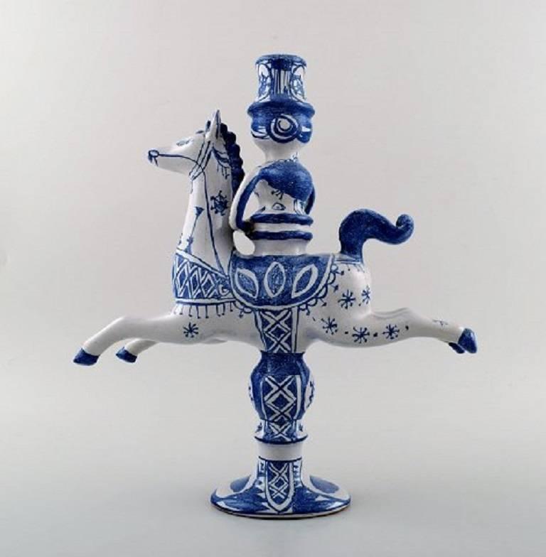 Bjorn Wiinblad figurine from the blue house.

Figure and candlestick rider on horseback with space for a light.

Decoration number L4.

This is from 1975.

Measures: Height 30 cm, width 26 cm.

Perfect condition.