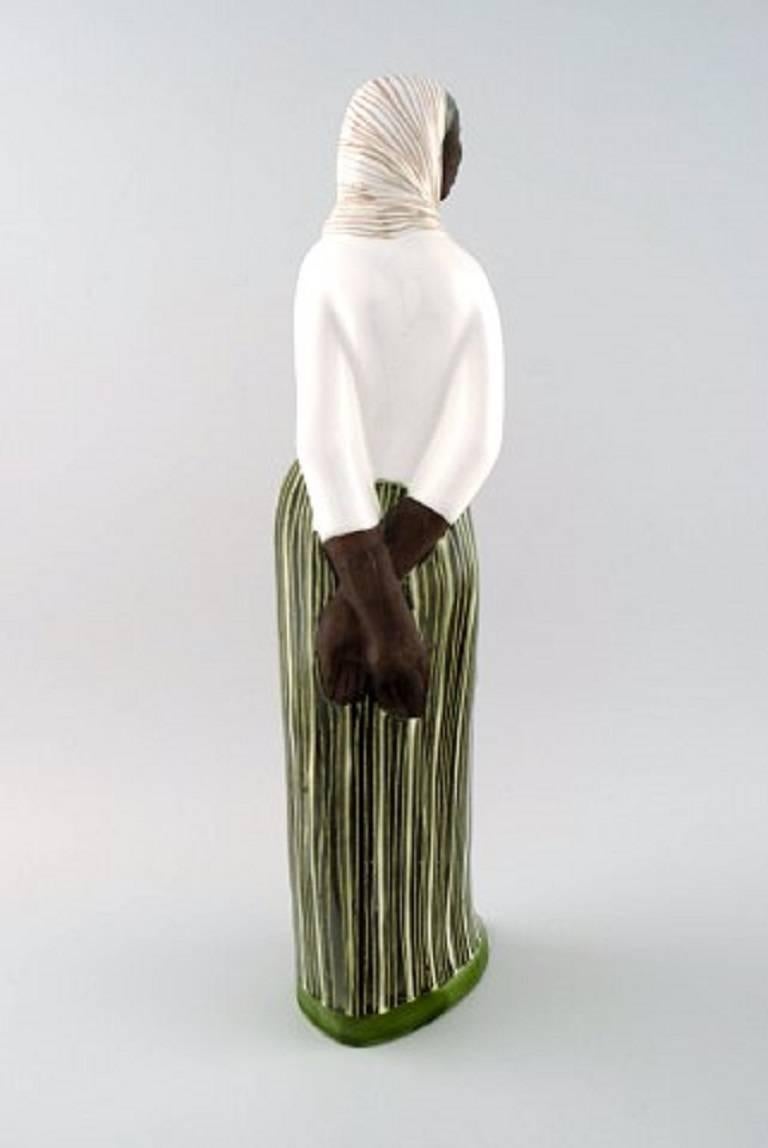 Scandinave moderne Figure Mari Simmulson, Céramique, Upsala-Ekeby, Femme indonésienne en vente