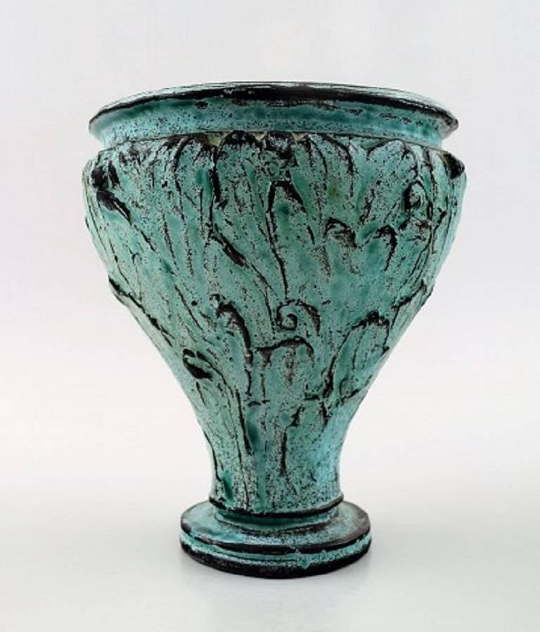 Svend Hammershoi for Kähler, Denmark, glazed stoneware art pottery vase, 1930s.

Designed by Svend Hammershøi.

Turquoise green double glaze.

Measures: 16 x 13 cm.

Marked.

In perfect condition.