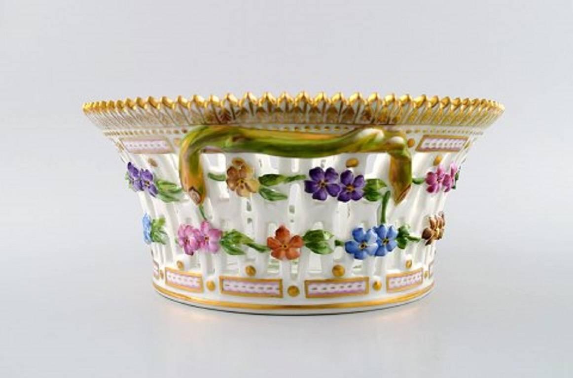 Royal Copenhagen Flora Danica large fruit bowl # 3534 or 397.

Measures: 22 cm. x 9.5 cm.

In perfect condition. 1st. factory quality.