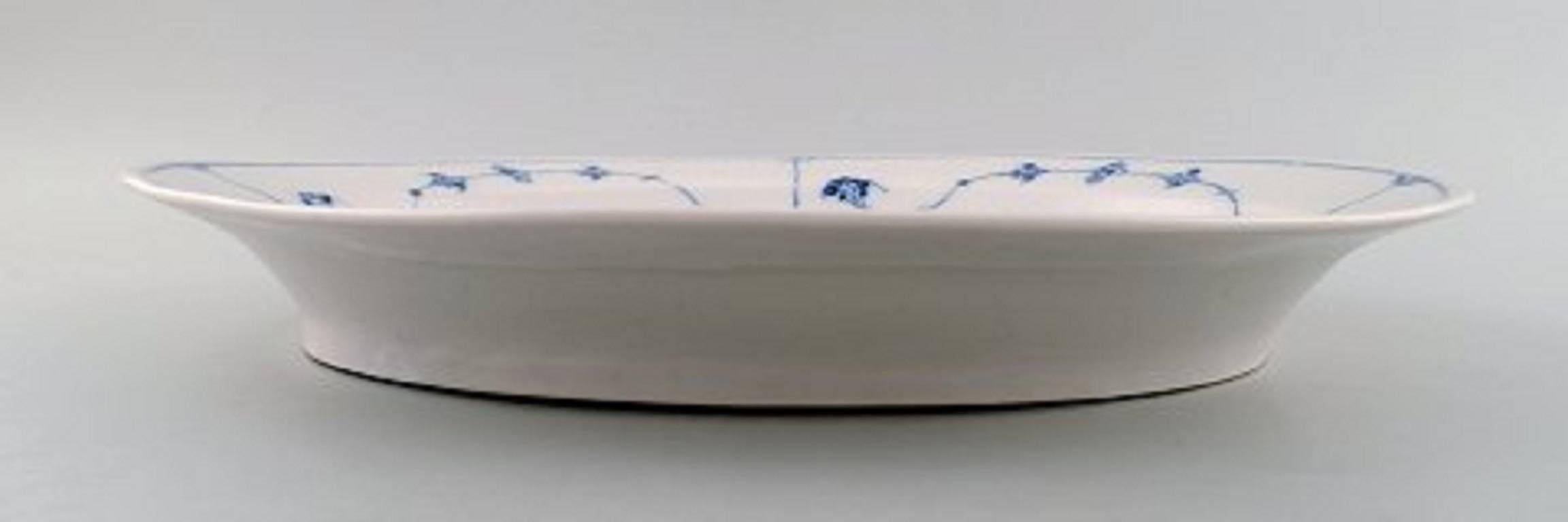 Rare and antique Royal Copenhagen Blue fluted large oval serving platter.

Early 19 century.

Measures: 37 cm, diameter 29 cm.

Very good condition. 1st. factory quality.

Marked no. 1= painter number.