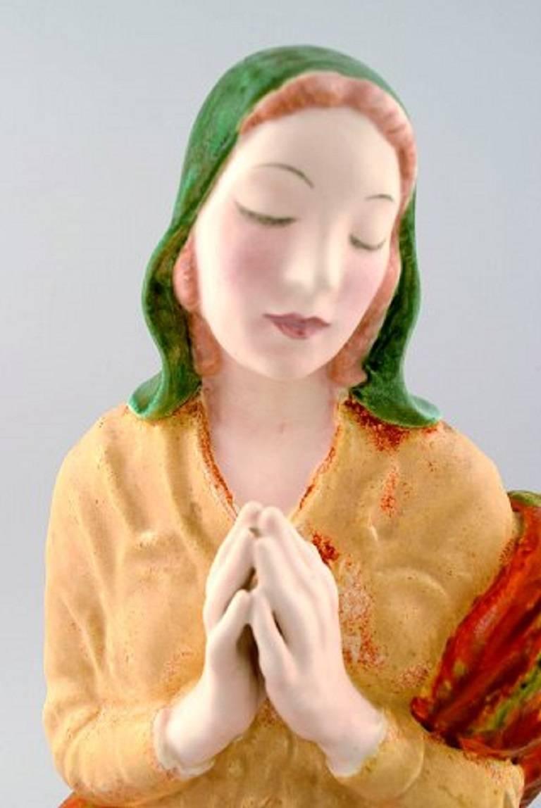 Autrichien Keramos, Vienne, figure en porcelaine représentant une femme priant, années 1940 en vente