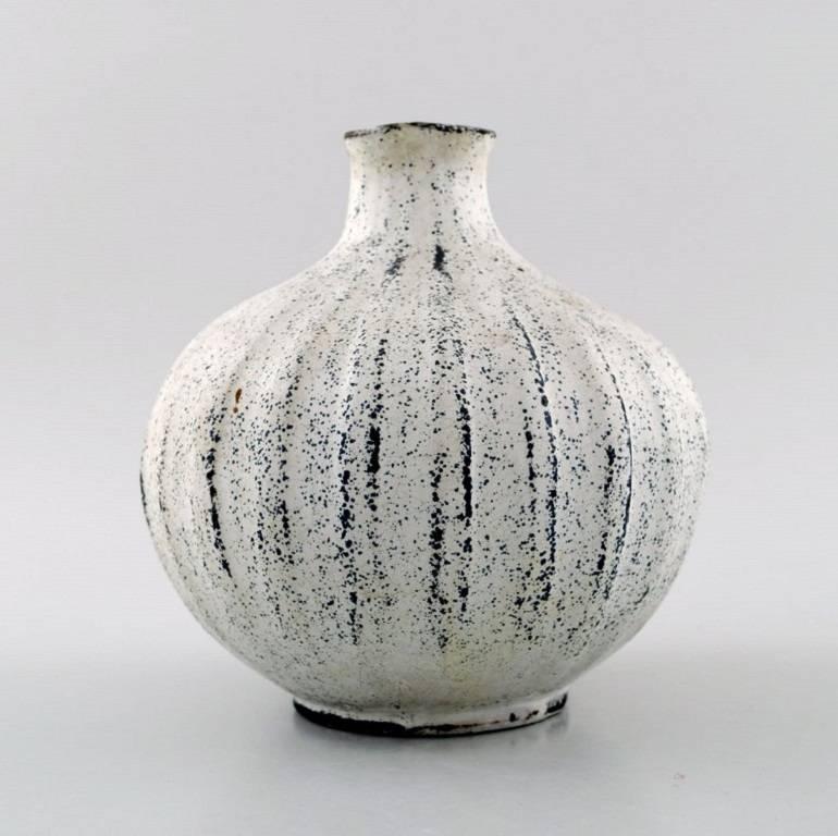Svend Hammershøi for Kähler, Denmark, glazed vase, 1930s.

Designed by Svend Hammershøi. 

Glaze in black and gray.

Measures: 17 x 17 cm.

Marked.

In perfect condition.