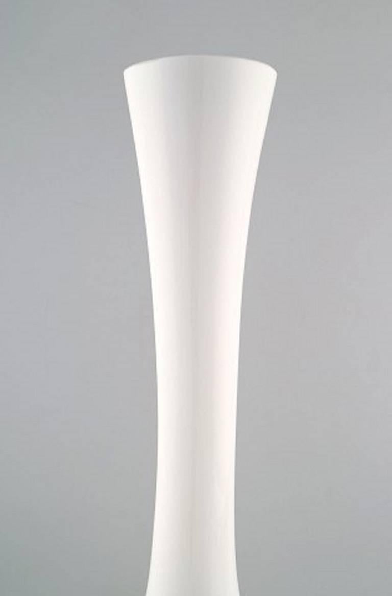 Arthur Percy für Gullaskruf, große Opalglas-Kunstglasvase (Skandinavische Moderne) im Angebot