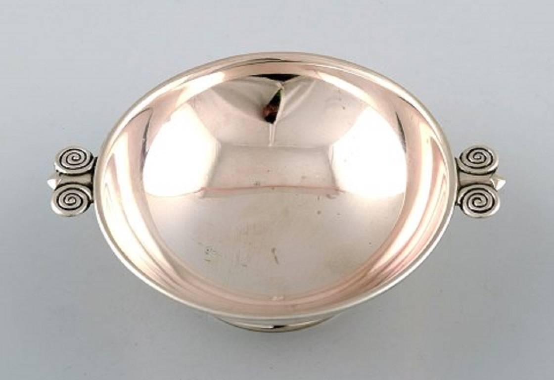 W. A. Bolin, Stockholm master court jeweler, Art Deco bowl in silver,
1930s.

In good condition.

Measures: Weight 95 g.

Marked.

Measures: 10 cm. x 6 cm.