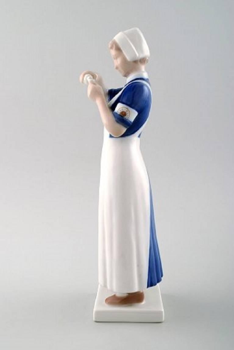 Bing and Grondahl nurse, porcelain figurine, number 2226.

1st. factory quality.

Measures: Height 22 cm.

In perfect condition.