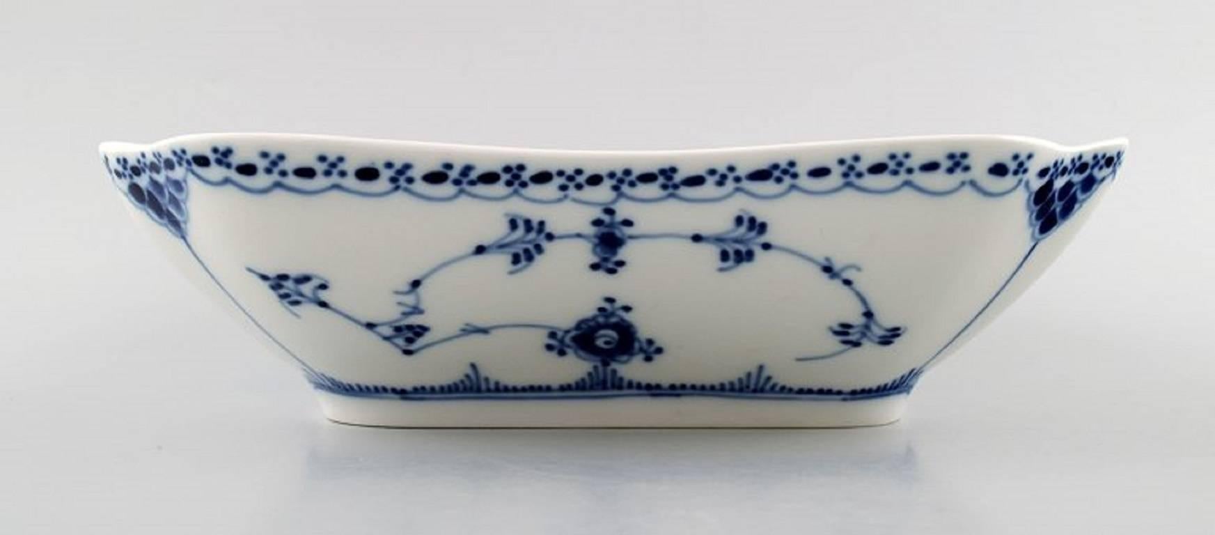 Royal Copenhagen blue fluted half lace squared salad bowl or potato dish.

No. 1/708.

1st. factory quality. In perfect condition.

Measures: 22 x 22 cm.