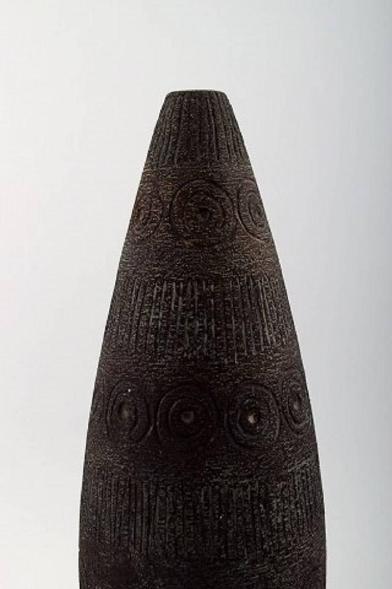 Elsi Bourelius (1909-2001) pour Jie, Gantofta. Céramiste suédois.

Grand vase moderne en céramique, vers 1960.

En parfait état.

Marqué : Elsi.

Dimensions : 31 cm. x 11 cm.