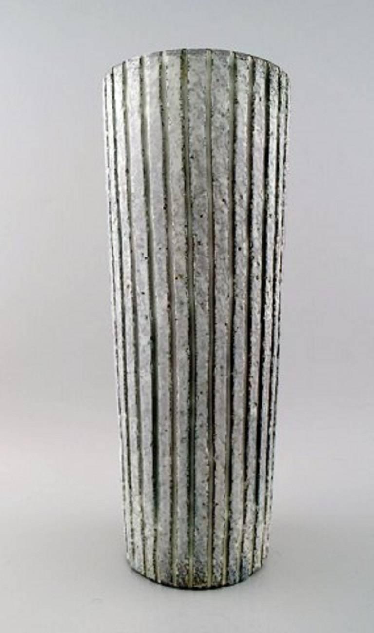 Mari Simmulson for Upsala-Ekeby large ceramic floor vase.

In perfect condition.

1950s-1960s.

Measures: 40 x 15 cm.

Stamped.