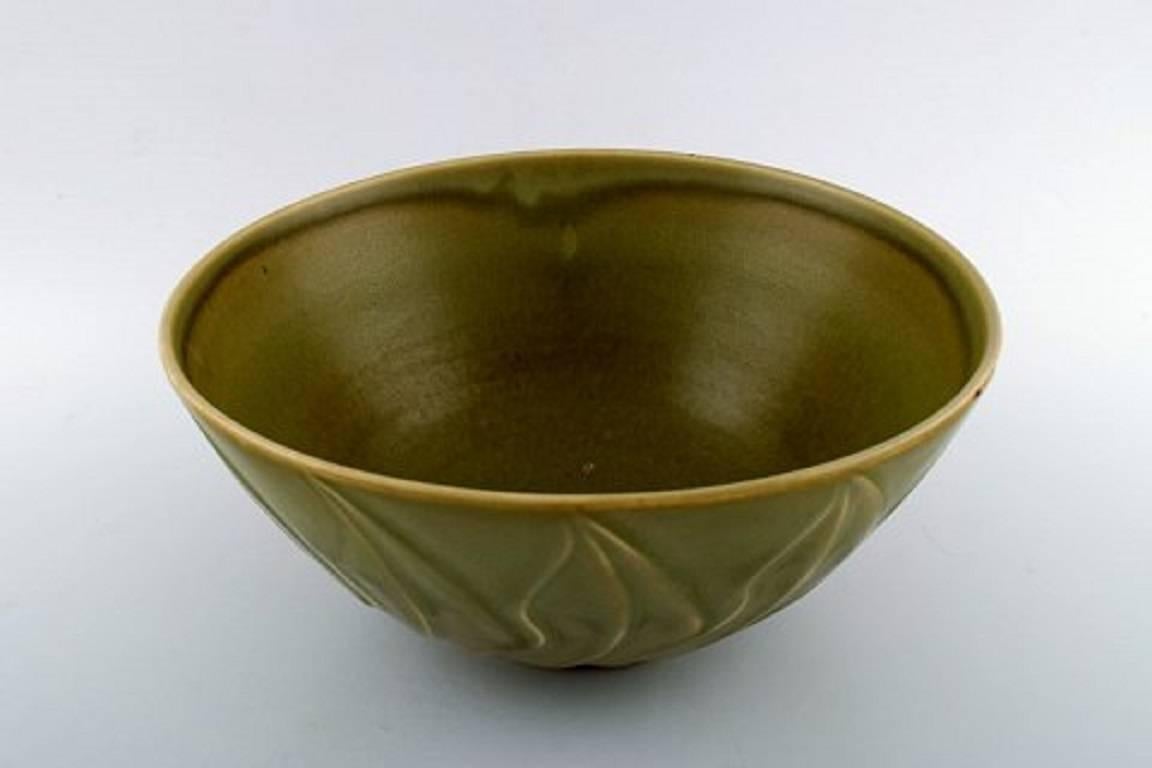 Christian Poulsen (1911-1991) Bing & Grondahl 'B&G' stoneware bowl decorated with celadon glaze and leaves.

Signed: Chr. P.

Measures: Height 11.5., diameter 25 cm.

In perfect condition.

1st. factory quality.