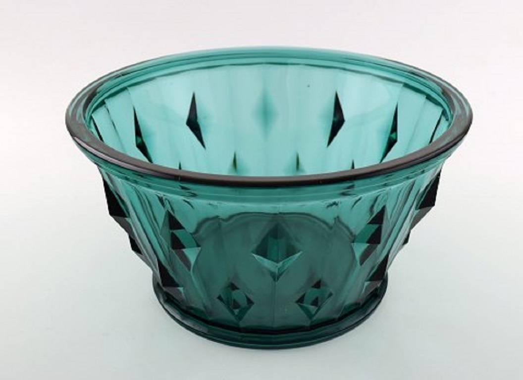 Simon Gate for Orrefors, Art deco art glass in green.

Measures: Height 23 cm, diameter 12.5 cm.

Approximately 1930s.

In perfect condition.

Marked.

Model GP 13.