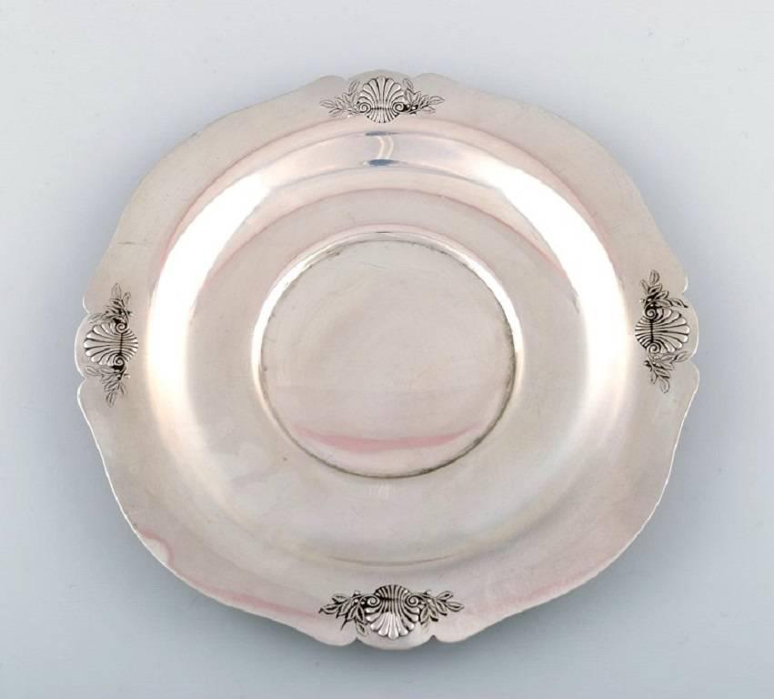American sterling silver platter, circa 1940s-1950s.

Measures 27 x 3 cm.

Weight: 516 g.

Marked.

In very good condition.
