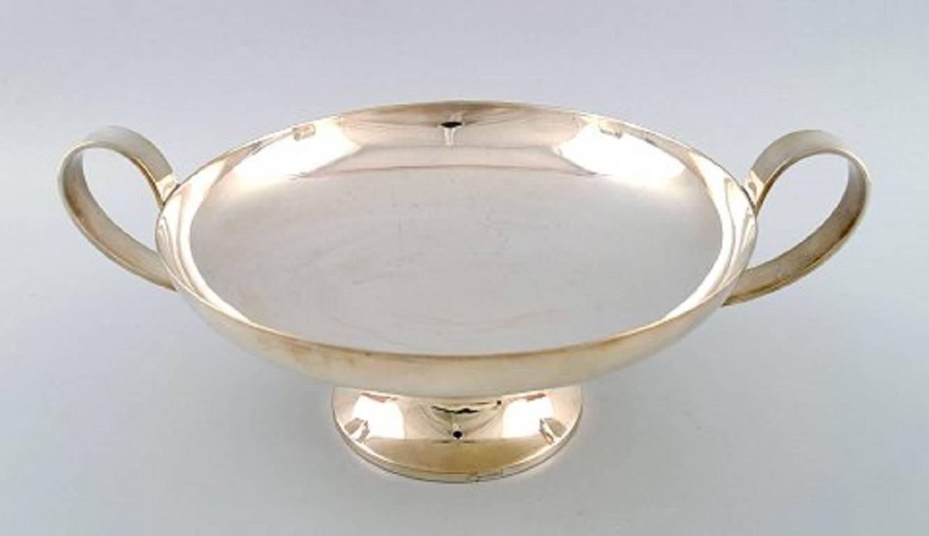 Large bowl or centrepiece in silver plate designed by Christian Fjerdingstad for Christofle.

Ref: "Ambre et Argent" C. Fjerdingstad, page 83.

Excellent original condition.

Designed in 1933.

Marked: Christofle / 30

Measures: