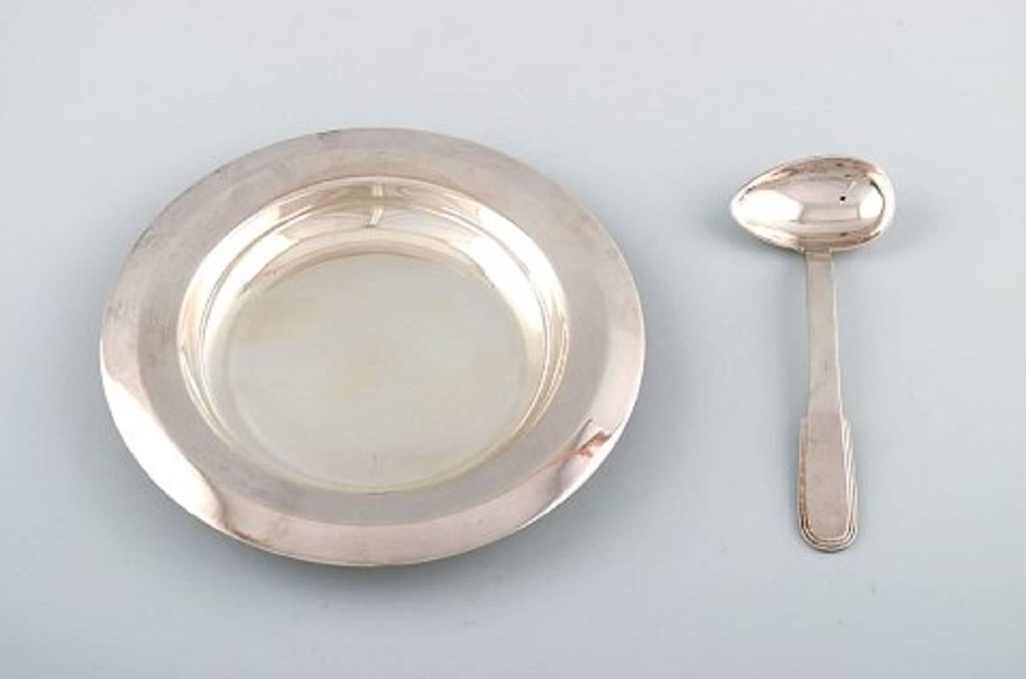 An extremely rare ensemble by Christian Fjerdingstad for the famous French silversmith Christofle in his renown ‘Laos’ pattern, created for the 1937 Universal Exhibition in Paris. 

Plated silver.
The set consists of a round bowl – known as a
